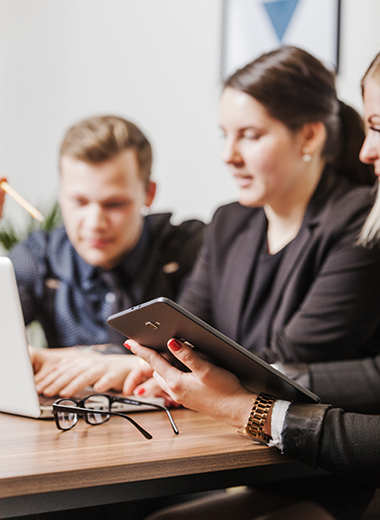 Inicio la gente sentada en el escritorio de trabajo en la computadora portatil